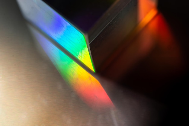Foto cubo de vidrio óptico espectro de dispersión de luz física rayo óptico