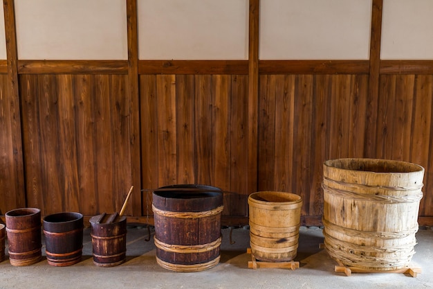 Cubo viejo en casa de madera tradicional