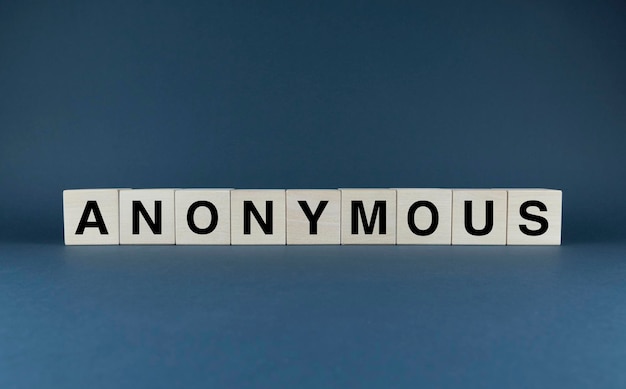Cubos anónimos forman la palabra Anónimo