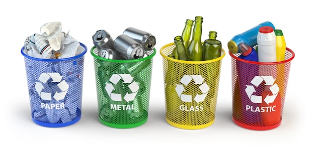 Cubos de basura de colores para reciclar papel plástico vidrio y metal