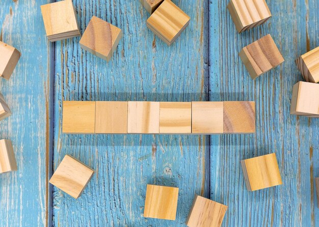 Cubos de bloques de madera en blanco para su espacio libre de texto para la plantilla y el banner del concepto de negocio