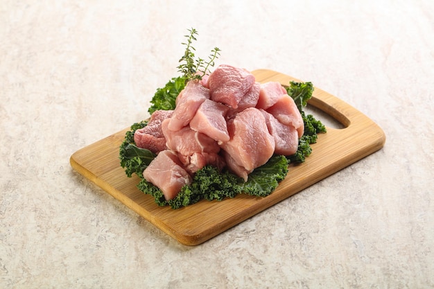 Cubos de carne de cerdo crudo para cocinar