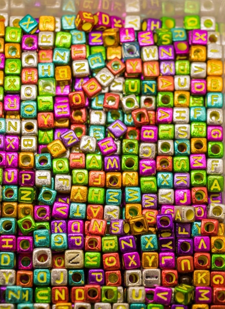 Cubos coloridos de letras do alfabeto