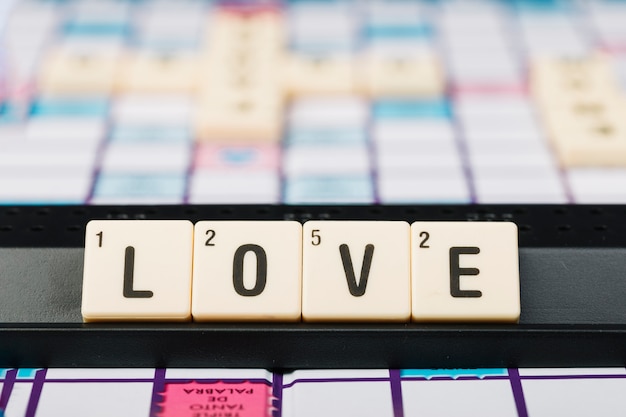 Foto cubos com título de amor em stand