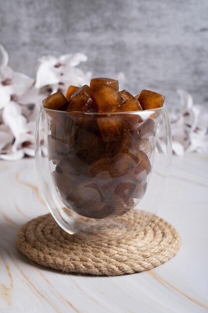 Cubos congelados de café para hacer una bebida de café fresca