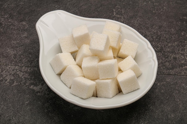 Cubos de açúcar branco refinado na tigela