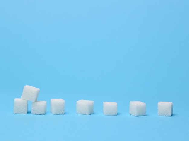 Cubos de açúcar brancos em fundo azul