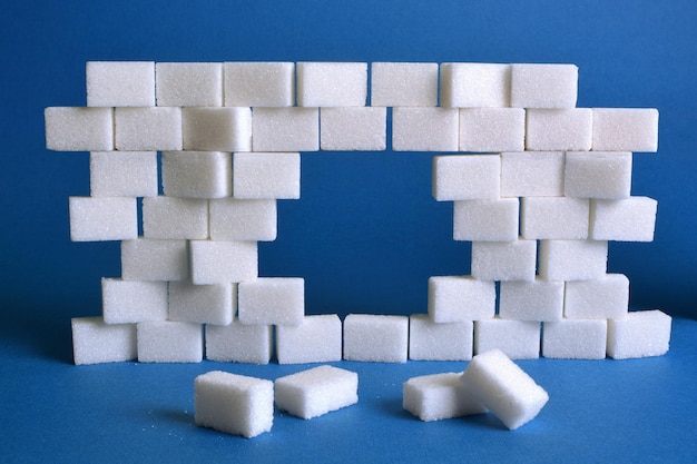 Cubos de açúcar em fundo azul