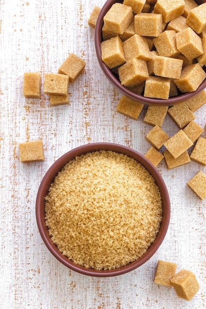 Cubos de açúcar em uma tigela na mesa de madeira