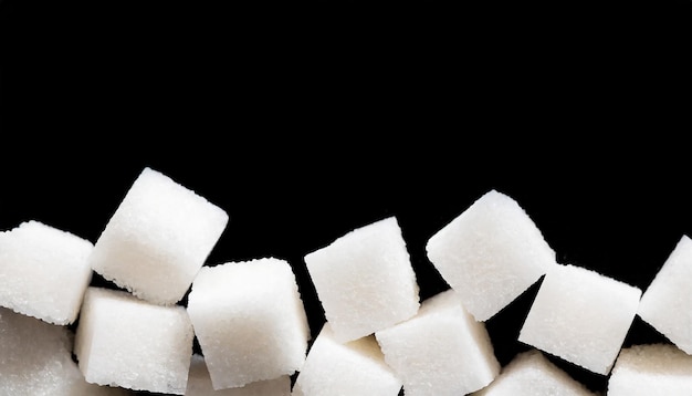 Cubos de açúcar isolados em preto