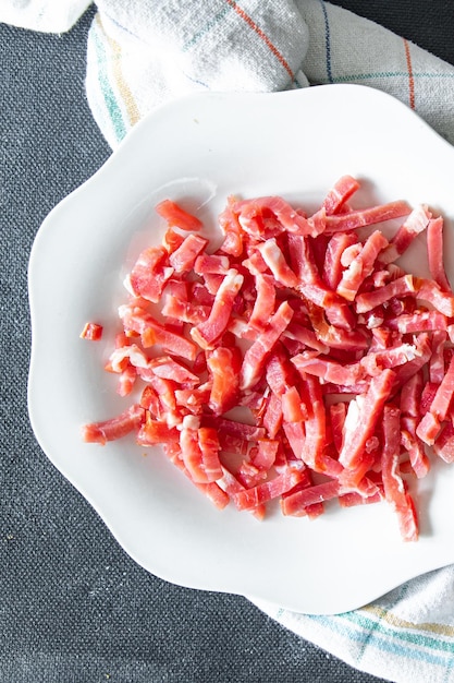 cubos de bacon fatia carne de porco refeição fresca comida lanche na mesa cópia espaço comida fundo rústico