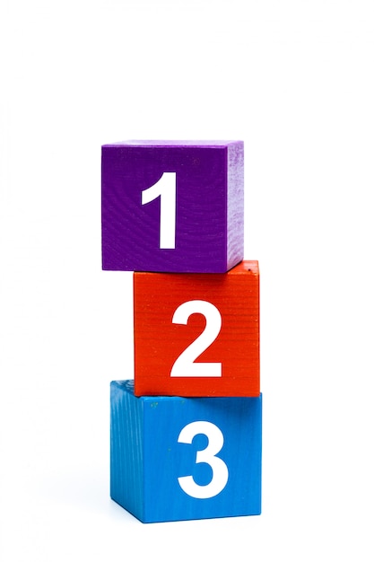 Cubos de brinquedo de madeira com números