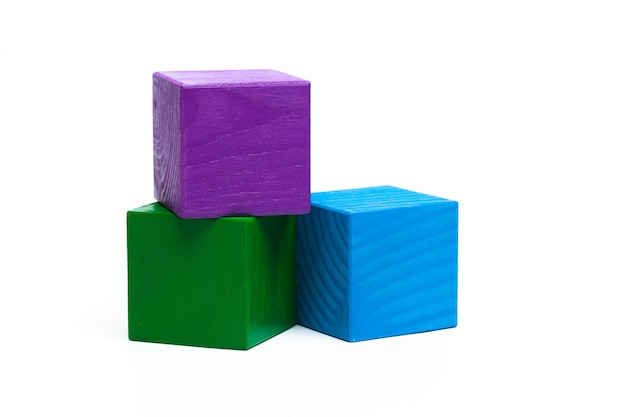 Cubos de crianças coloridas em branco isolado