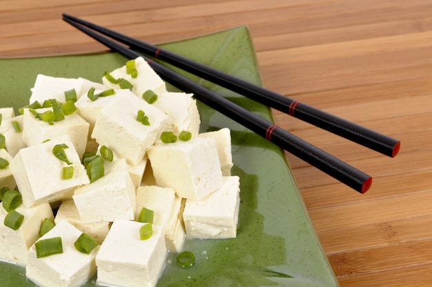 Cubos, de, fresco, tofu, garnished, com, cebola mola, fatias, ligado, um, prato verde, e, bambu