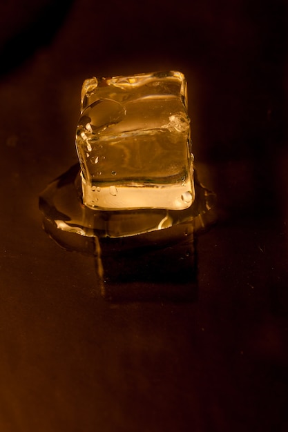 Cubos de gelo brilhantes em luz dourada.