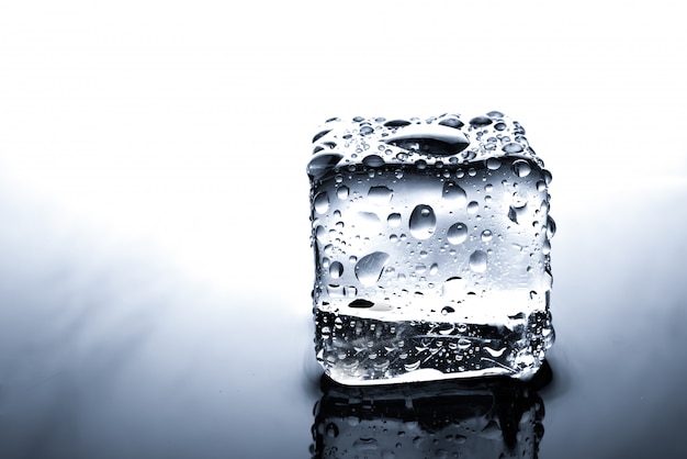 Cubos de gelo com gota de água