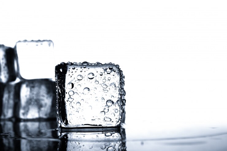 Foto cubos de gelo com gota de água