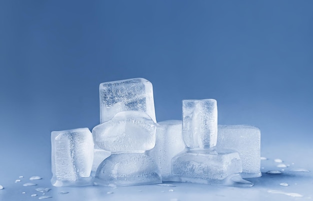 Foto cubos de gelo com gotas de água sobre fundo azul