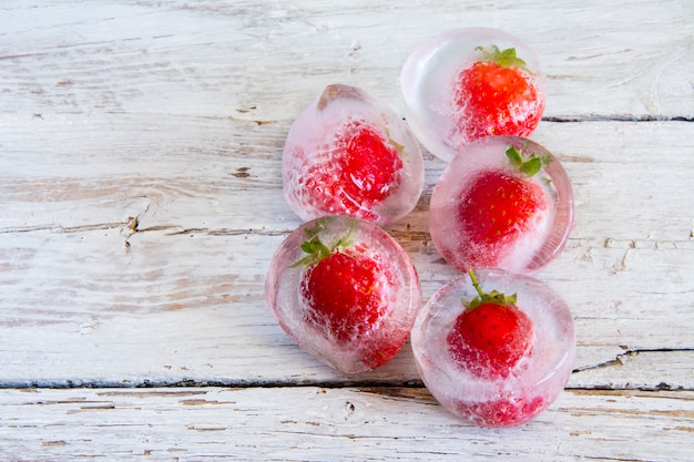 Cubos de gelo com morangos congelados