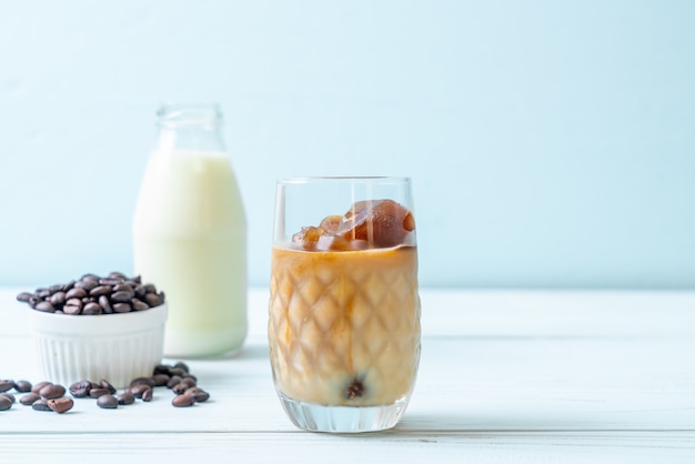 cubos de gelo de café com leite