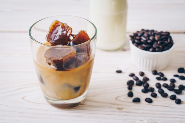 Cubos de gelo de café com leite