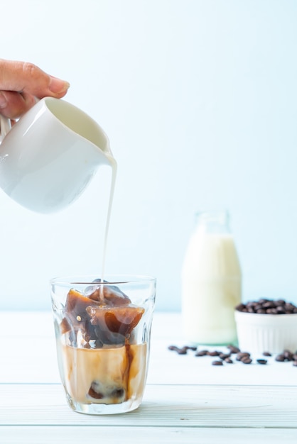 cubos de gelo de café com leite