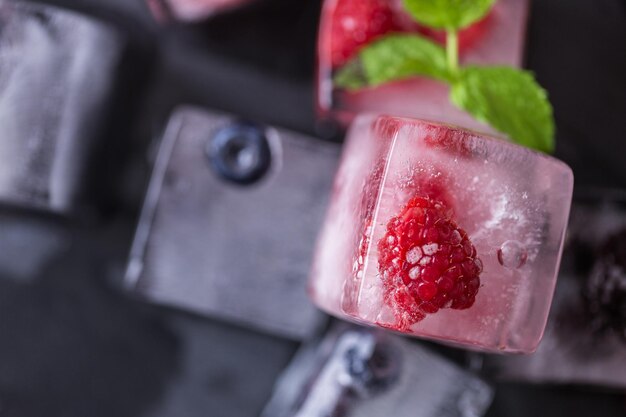 Foto cubos de gelo de frutas com frutas orgânicas.