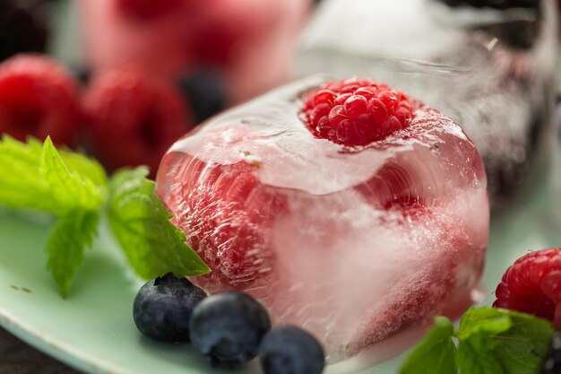 Cubos de gelo de frutas com frutas orgânicas.