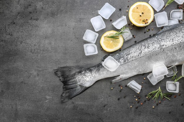 Cubos de gelo de salmão fresco e limão na mesa.