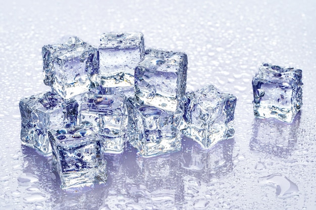 Cubos de gelo em azul