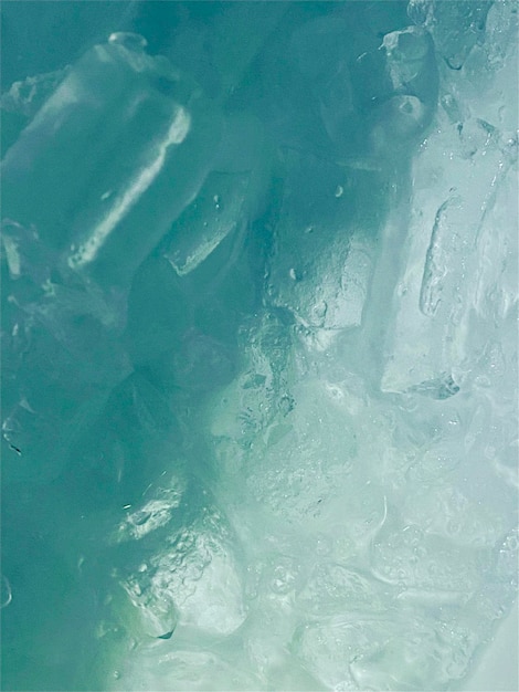 Cubos de gelo em uma água azul clara