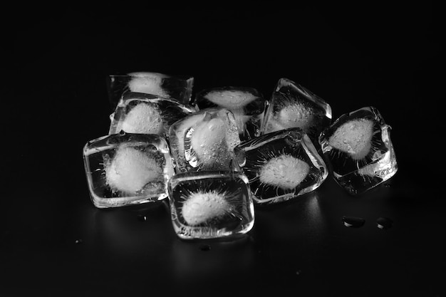 Cubos de gelo isolados em fundo preto
