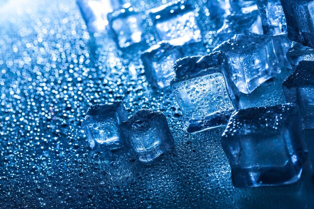 Cubos de gelo isolados em um fundo azul