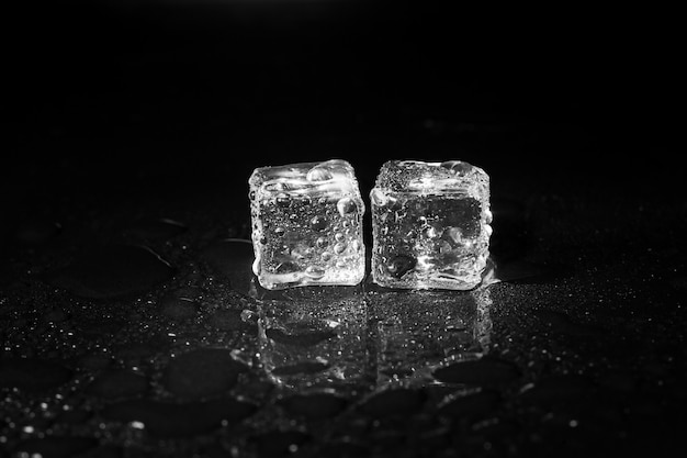 Cubos de gelo na mesa preta