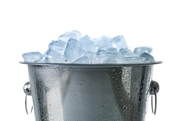Foto cubos de gelo no balde isolado no branco
