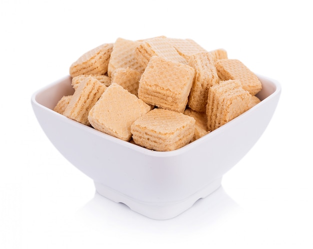 Cubos de leite wafers em tigela na colher isolado