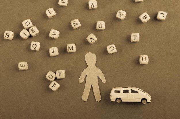 Foto cubos de letras de madeira e estatueta de homem