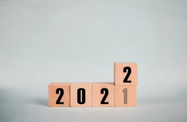 Cubos de madeira 2021 e 2022 conceito de negócios mudam para novo sucesso