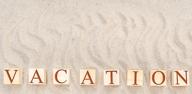 Foto cubos de madeira com a palavra férias na areia vista superior copie o espaço
