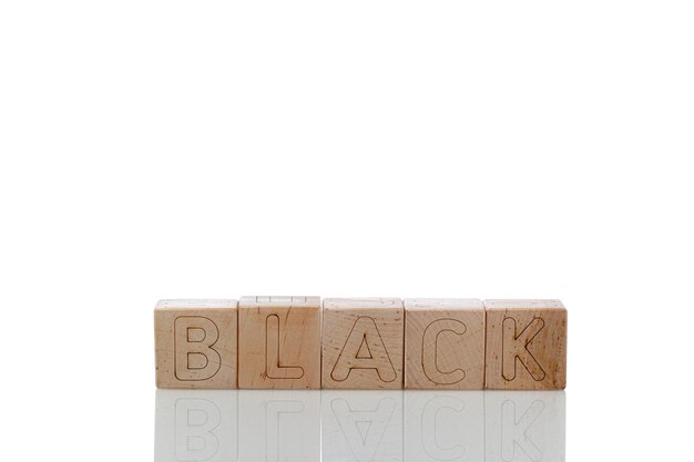 Cubos de madeira com letras pretas em um fundo branco