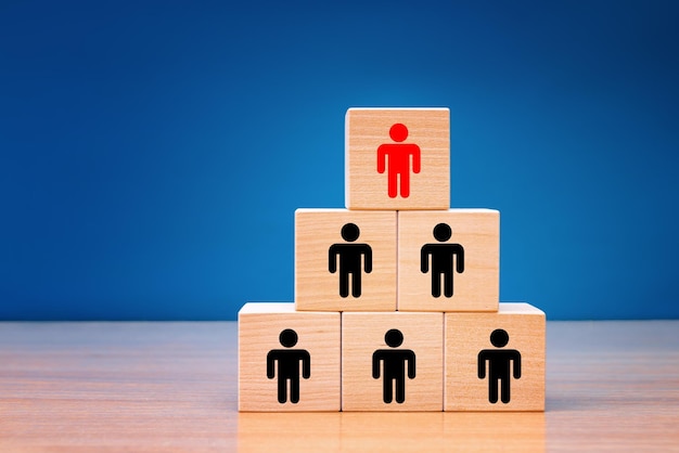 Cubos de madeira com pessoas em um fundo azul diferentes opções e conceito de soluções símbolo do poder vertical conceito de crescimento do negócio