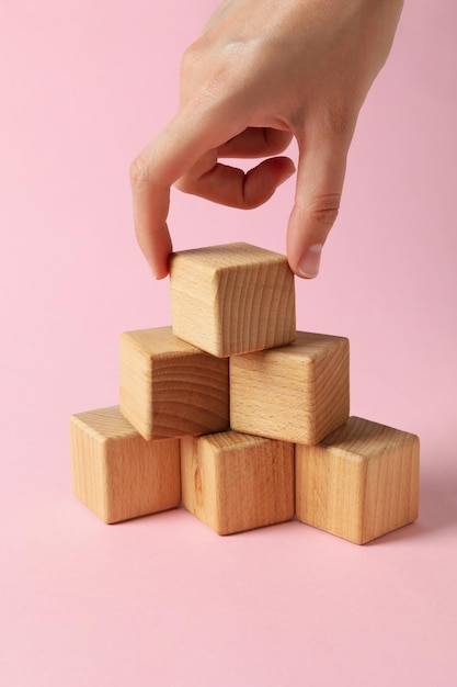 Cubos de madeira cubos de madeira em branco para diferentes conceitos