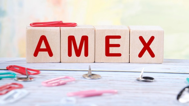 Cubos de madeira e moedas AMEX o conceito de tributação aumenta impostos e taxas