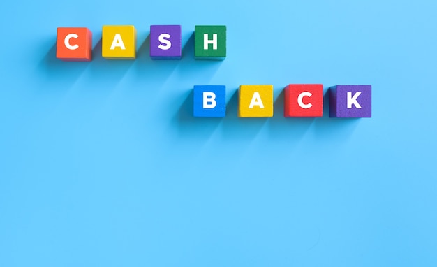 Cubos de madeira multicoloridos com a palavra Cash Back sobre fundo azul. Dinheiro, conceito de negócio de impostos.