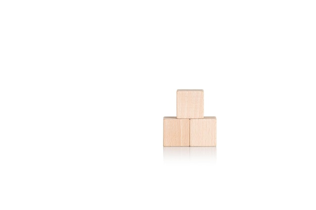 cubos de madeira na forma de uma pirâmide em um close-up de fundo branco isolado