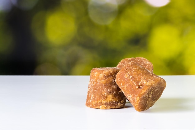 Cubos de Panela ou doces de cana-de-açúcar em um fundo natural com espaço de cópia comida típica da Colômbia