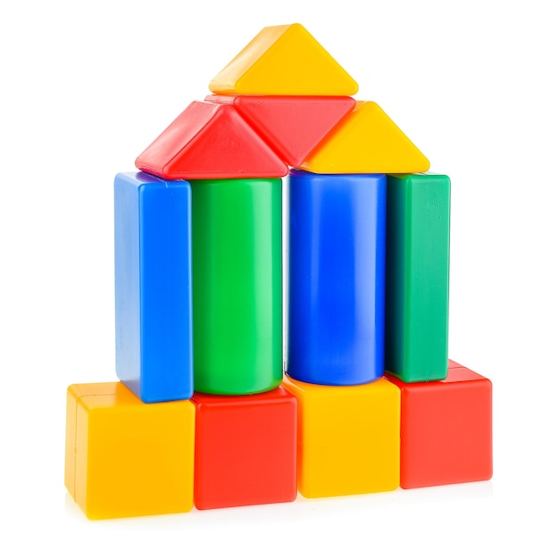 Foto cubos de plástico coloridos para crianças diferentes formas geométricas isoladas em um fundo branco