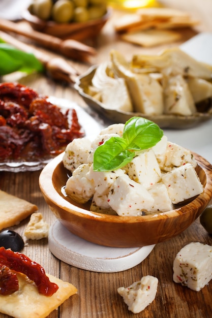 Cubos de queijo feta com azeitonas