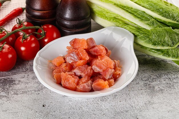 Cubos de salmão salgado para cozinha