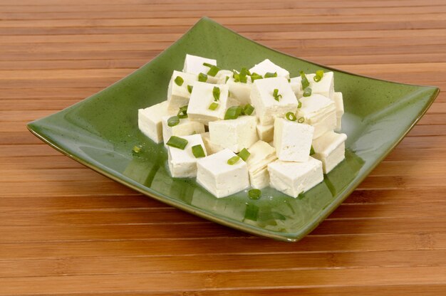 Cubos de tofu com cebolinha